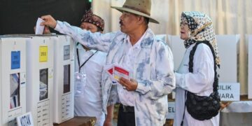 Komisaris Persib Bandung Umuh Muchtar beserta Istrinya