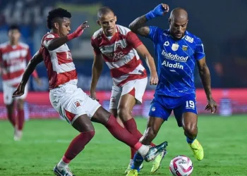 Madura United melawan Persib Bandung