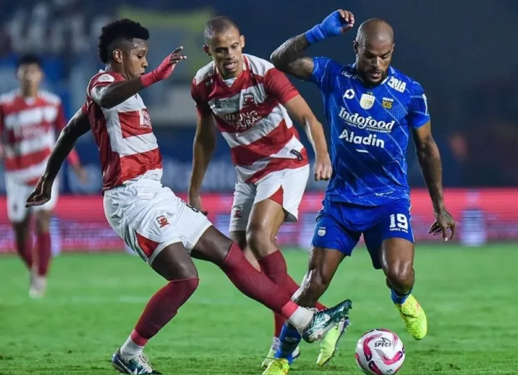 Madura United melawan Persib Bandung