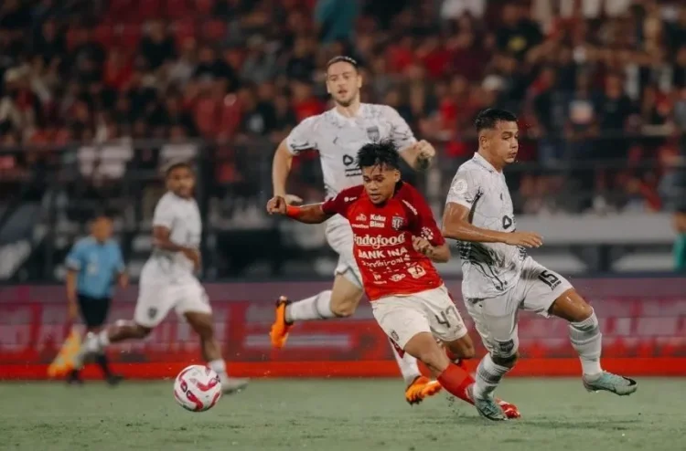 Bali United melawan Borneo FC