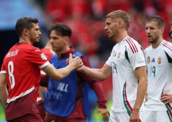 Pemain Hongaria, Marton Dardai berjabat tangan dengan pemain Swiss, Remo Freuler