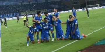 Persib Bandung Taklukkan Persis Solo 3-2