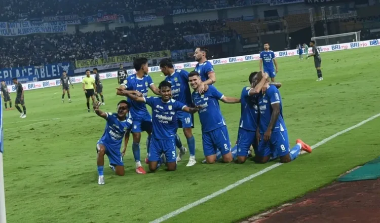 Persib Bandung Taklukkan Persis Solo 3-2