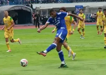 Persib Bandung Raih Kemenangan Tipis 1-0 Atas Persebaya Surabaya