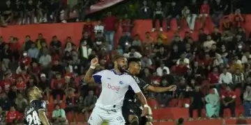 Arema FC Menang 2-1 di Kandang Semen Padang