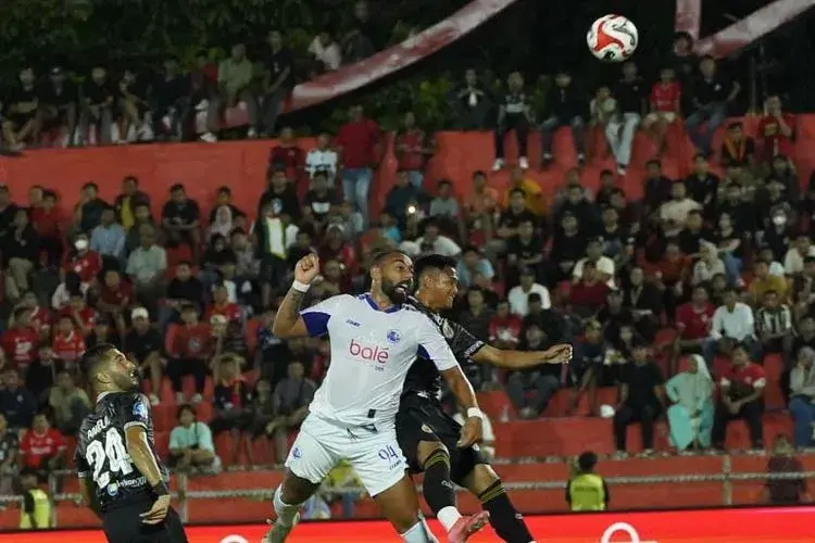 Arema FC Menang 2-1 di Kandang Semen Padang